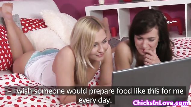 Общение по скайпу с мужчиной возбудило двух бисексуалок