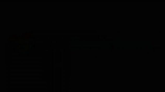 Случайное знакомство блондинки в бикини с парнем у озера