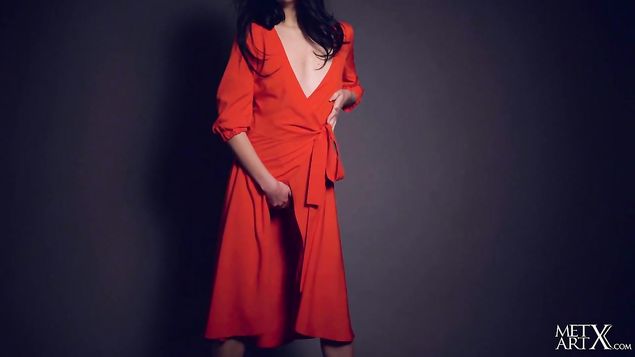 Красивая мастурбация длинноногой брюнетки во время фото сессии