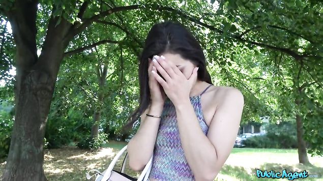 Пикапер снял в парке брюнетку и трахнул ее на камеру