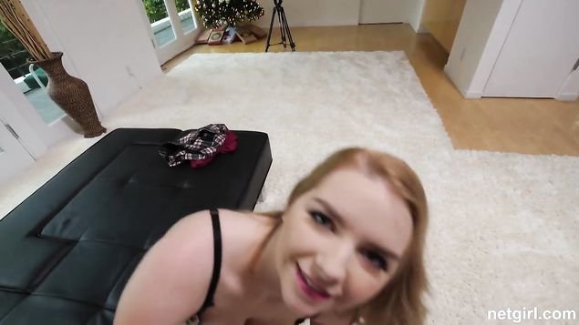 Старлетка с пышной грудью пришла к парню на кастинг