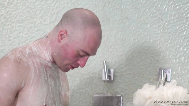 Сексуальная девушка сделала лысому парню эро массаж