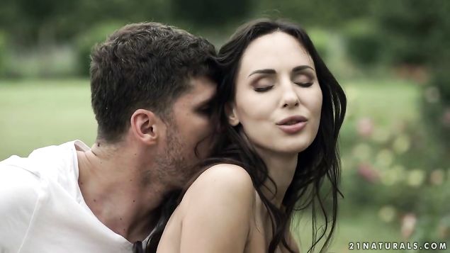 Жена рано утром сбежала от мужа в сад для встречи с любовником