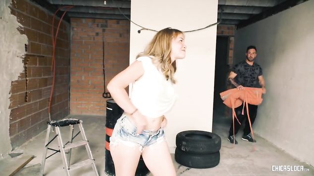 Рабочий на стройке познакомился с сексуальной молодой телкой