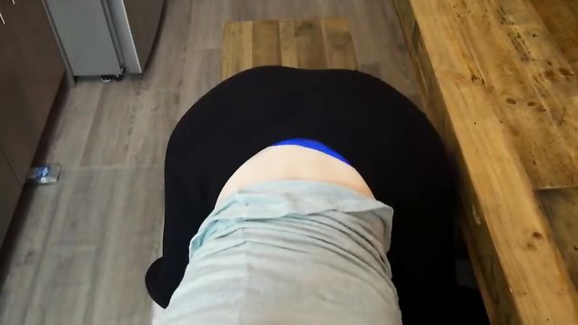 Жопастая подружка обожает, когда ей кончают в анал