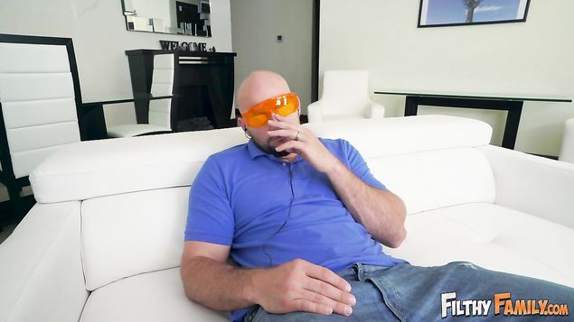 Муж присоединился к жене с молодым любовником для секса втроем