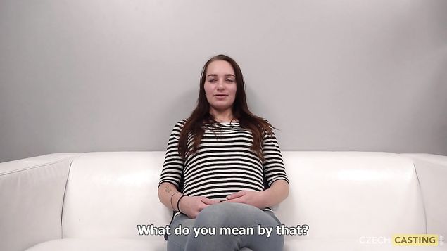 Девушка впервые на кастинге и показывает свою письку