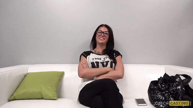 Брюнетка в очках отменно прошла свой первый кастинг
