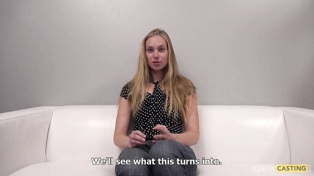 Блондинка с длинными ногами на кастинге делает минет и трахается