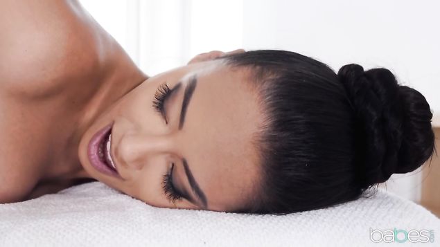 Нежная клиентка на массаже подставила для любви тугую киску