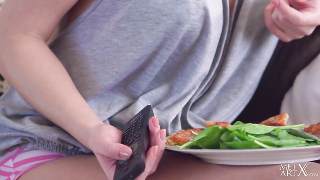 Молоденькая девушка вместо пиццы решила поиграть пальчиками между ног