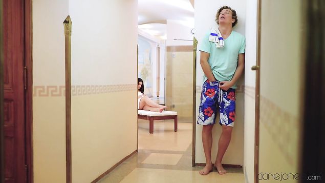 Кудрявый бармен во время работы отодрал грудастую клиентку салона