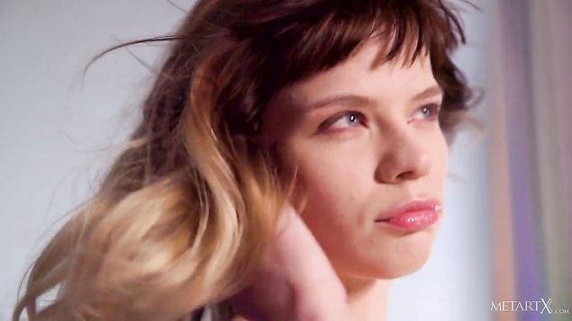 Во время фото сессии красивая девушка решила трахнуть себя