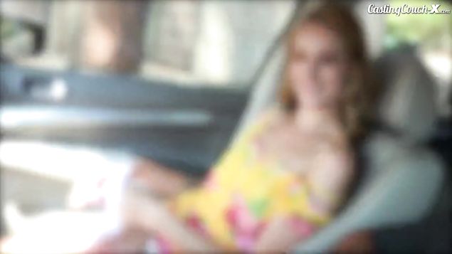 Белобрысая девица с волосатой киской посетила порно кастинг