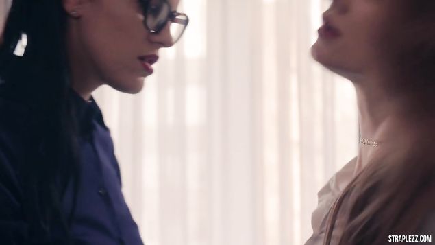 Две молодые офисные красотки потрахались в кабинете